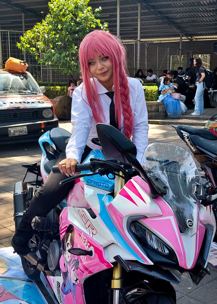 Cosplay Makima - Chainsaw Man - Mery Ahr 9 Cosplay por Mery de Makima de Chainsaw Man en ExpoGT Guatemala, Parque de la industria, salon 10 el 15 de febrero del 2026