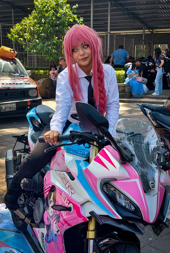 Cosplay Makima - Chainsaw Man - Mery Ahr 1 Cosplay por Mery de Makima de Chainsaw Man en ExpoGT Guatemala, Parque de la industria, salon 10 el 15 de febrero del 2026
