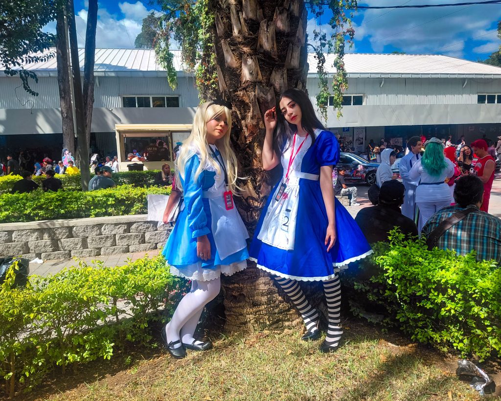 Mery Ahr y Ely Saravia - Alicia en el pais de las Maravillas y Cosplay Duo de Alice: Madness Returns - ExpoGT