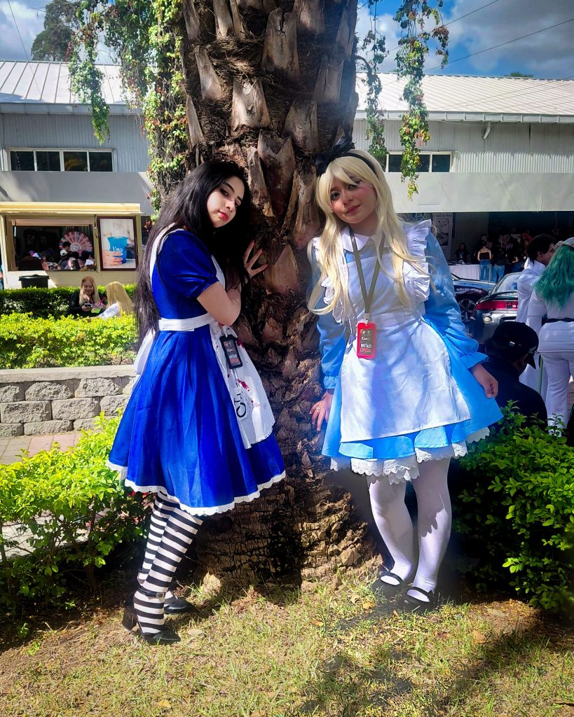 Mery Ahr y Ely Saravia - Alicia en el pais de las Maravillas y Cosplay Duo de Alice: Madness Returns - ExpoGT